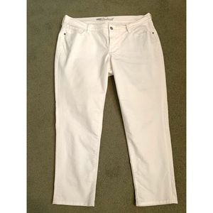 “Boyfriend” style white jeans